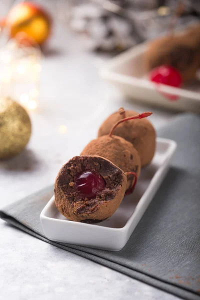 Karácsonyi Édesség Desszertasztalon Kekszgolyók Cseresznyével Loli Pop Vagy Süti Pop — Stock Fotó