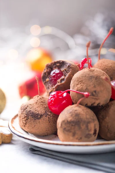 Karácsonyi Édesség Desszertasztalon Kekszgolyók Cseresznyével Loli Pop Vagy Süti Pop — Stock Fotó