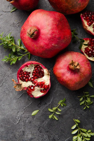 Juicy Ripe Pomegranates Black Stone Table Top View — Stock Photo, Image