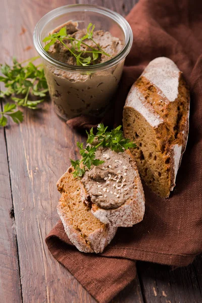 Verse Zelfgemaakte Kip Lever Paté Brood Pot Een Donkere Houten — Stockfoto