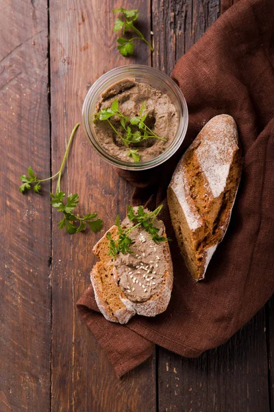 Verse Zelfgemaakte Kip Lever Paté Brood Pot Een Donkere Houten — Stockfoto
