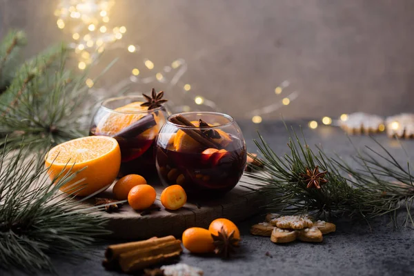 성탄절 와인은 주황색 아니스 파티처럼 휴가를 보낸다 원안의 전통적 뜨거운 — 스톡 사진