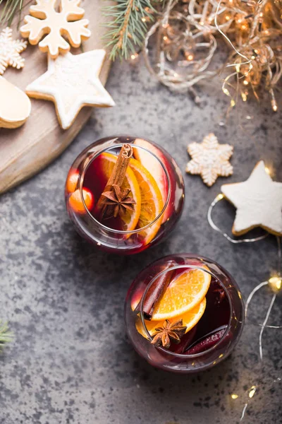 성탄절 와인은 주황색 아니스 파티처럼 휴가를 보낸다 잔이나 음료에 전통적 — 스톡 사진