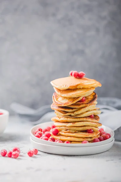 Hausgemachte Pfannkuchen Oder Heißer Kuchen Gestapelt Auf Weißem Teller Mit — Stockfoto