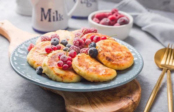 Desayuno Con Tarta Queso Bayas Frescas Panqueques Requesón Buñuelos Cuajada —  Fotos de Stock