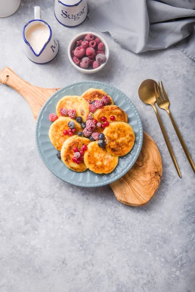 Pequeno Almoço Com Cheesecake Bagas Frescas Panquecas Queijo Cottage Pedaços — Fotografia de Stock
