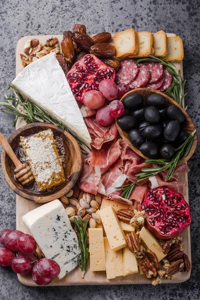 Placa Antipasto Italiana Tradicional Queijos Variados Tábua Corte Madeira Queijo — Fotografia de Stock