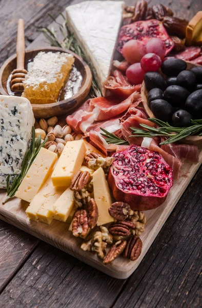 Tradiční Italská Antipasto Deska Různé Sýry Dřevěné Řezací Desce Sýr — Stock fotografie
