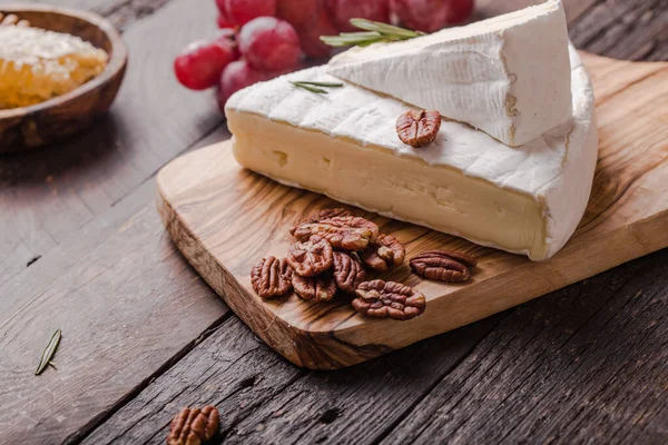 Segmento Queijo Brie Vaca Macia Camembert Francês Sobre Tábua Madeira — Fotografia de Stock