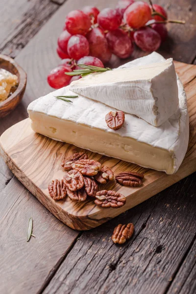 Segmento Queijo Brie Vaca Macia Camembert Francês Sobre Tábua Madeira — Fotografia de Stock