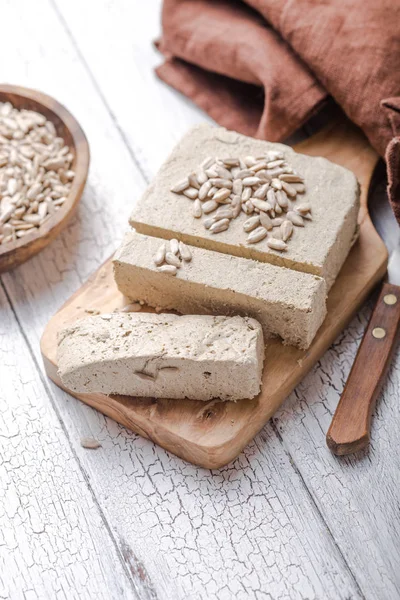 Solros Halva Med Frön Trä Bakgrund Festlig Orientalisk Delikatess — Stockfoto