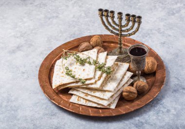 Hamursuz Bayramı, mayasız ekmek ziyafeti, matzah ekmeği ve parlak metal tepside kırmızı şarap kadehleri..