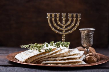 Hamursuz Bayramı, mayasız ekmek ziyafeti, matzah ekmeği ve parlak metal tepside kırmızı şarap kadehleri..
