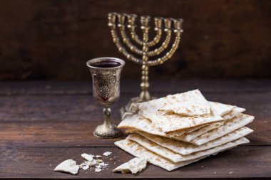 Beyaz matzalı kırmızı kaşer şarabı ya da eski ahşap arka planda Hamursuz Bayramı yemeği olarak sunulan fotokopi alanı içerikli matza..