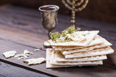 Beyaz matzalı kırmızı kaşer şarabı ya da eski ahşap arka planda Hamursuz Bayramı yemeği olarak sunulan fotokopi alanı içerikli matza..