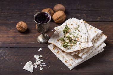 Beyaz matzalı kırmızı kaşer şarabı ya da eski ahşap arka planda Hamursuz Bayramı yemeği olarak sunulan fotokopi alanı içerikli matza..