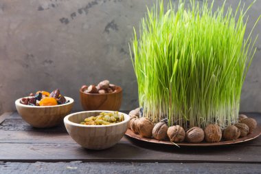 Nowruz tatilin kutlu olsun. Çeşitli kurutulmuş meyve, fındık, tohum, yeşil çimen buğdaylı açık arkaplan, kopya alanı üst görünümü kutlamaları