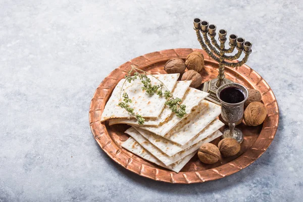 Påsk Det Osyrade Brödets Högtid Matzá Bröd Och Röda Vinglas — Stockfoto