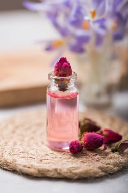 Doğal saf gül yağı ya da spa, cilt bakımı ya da pembe güllü aromaterapi için kokulu su. Organik kozmetik konsepti. Seçici odak