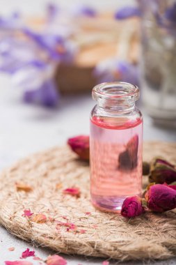 Doğal saf gül yağı ya da spa, cilt bakımı ya da pembe güllü aromaterapi için kokulu su. Organik kozmetik konsepti. Seçici odak