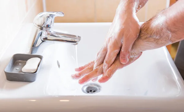 Lavando Mãos Homem Enxaguando Sabão Com Água Corrente Pia Higiene — Fotografia de Stock