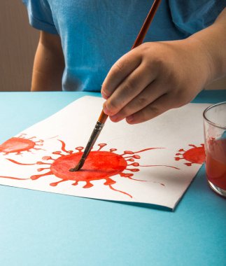 Sulu boya molekülü Corona virüsü ile çocuk boyama. Dünya Sağlık Coronavirüsü salgını ve uluslararası kamu bulaşıcı hastalıkları ve küresel ölümcül virüs sağlık riski ve grip yayılması veya salgın bir tıbbi kavram olarak koronavirüs gribi