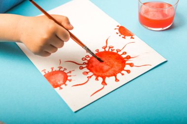 Sulu boya molekülü Corona virüsü ile çocuk boyama. Dünya Sağlık Coronavirüsü salgını ve uluslararası kamu bulaşıcı hastalıkları ve küresel ölümcül virüs sağlık riski ve grip yayılması veya salgın bir tıbbi kavram olarak koronavirüs gribi