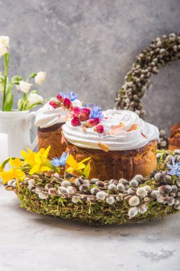 Paskalya Pastası - Rus ve Ukrayna Geleneksel Kulich veya Brioche hafif taşlı arka planda. Paska veya Panettone Ekmek ve Bahar Çiçekleri