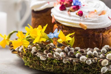 Paskalya Pastası - Rus ve Ukrayna Geleneksel Kulich veya Brioche hafif taşlı arka planda. Paska veya Panettone Ekmek ve Bahar Çiçekleri