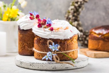 Paskalya Pastası - Rus ve Ukrayna Geleneksel Kulich veya Brioche hafif taşlı arka planda. Paska veya Panettone Ekmek ve Bahar Çiçekleri