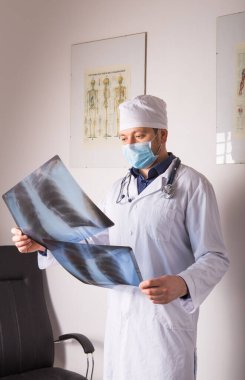 Akciğer röntgeni, florografi ve beyaz arka planda izole edilmiş röntgen cihazı olan bir doktor. Sağlık personeli, tıp konsepti.
