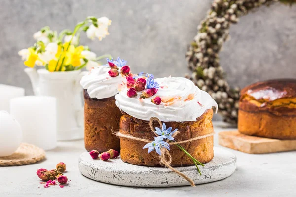 Paskalya Pastası - Rus ve Ukrayna Geleneksel Kulich veya Brioche hafif taşlı arka planda. Paska veya Panettone Ekmek ve Bahar Çiçekleri