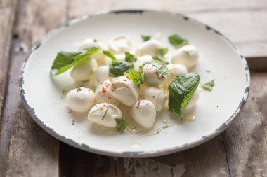 Naneli Mozzarella peyniri topları. Geleneksel İtalyan yemeği konsepti. Üst görünüm