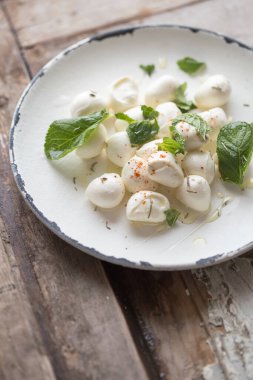 Naneli Mozzarella peyniri topları. Geleneksel İtalyan yemeği konsepti. Üst görünüm