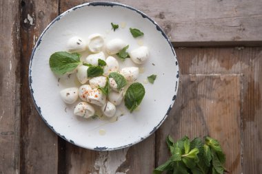 Naneli Mozzarella peyniri topları. Geleneksel İtalyan yemeği konsepti. Üst görünüm