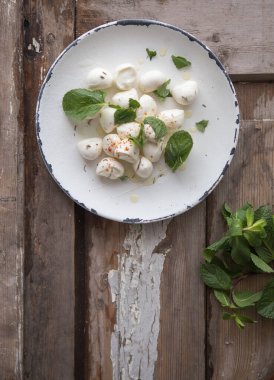 Naneli Mozzarella peyniri topları. Geleneksel İtalyan yemeği konsepti. Üst görünüm