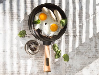 Kızarmış yumurta, demir tavada sosis sağlıklı yemek İngiliz kahvaltısı.