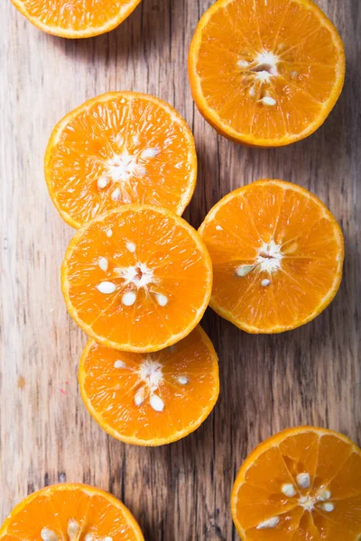 新鮮なジューシーなオレンジの半分の部分またはみかんの食品の背景 — ストック写真