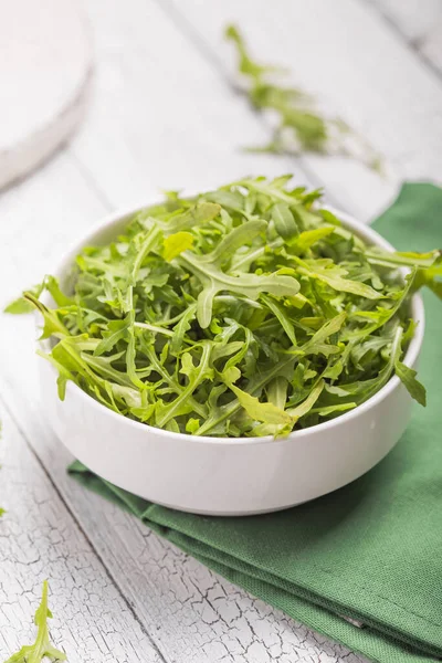 Frische Grüne Rucolablätter Auf Weißer Schüssel Rucola Rucola Salat Auf — Stockfoto
