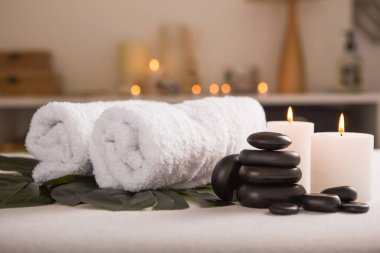 Zen ve rahatlama konsepti. Hafif arkaplanda tedavisi olan spa bileşimi - metin için boşluk