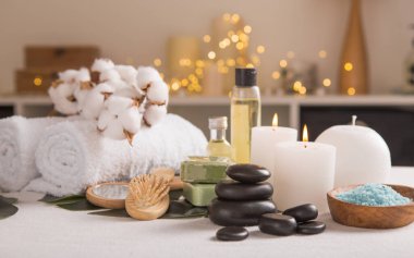 Noel süslemeli spa kompozisyonu. Tatil SPA tedavisi. Zen ve rahatlama konsepti.