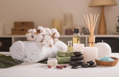 Zen ve rahatlama konsepti. Hafif arkaplanda tedavisi olan spa bileşimi - metin için boşluk