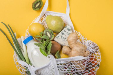 Sıfır atık. Renkli bir yaşam tarzı. Plastiksiz ürünler yok. Tekrar kullan, azalt, reddet. Paketsiz yiyecek alışverişi. Organik meyve ve sebzeli çevre dostu doğal çanta. Üst görünüm.