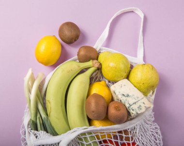 Sıfır atık. Renkli bir yaşam tarzı. Plastiksiz ürünler yok. Tekrar kullan, azalt, reddet. Paketsiz yiyecek alışverişi. Organik meyve ve sebzeli çevre dostu doğal çanta. Üst görünüm.