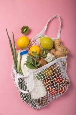 Sıfır atık. Renkli bir yaşam tarzı. Plastiksiz ürünler yok. Tekrar kullan, azalt, reddet. Paketsiz yiyecek alışverişi. Organik meyve ve sebzeli çevre dostu doğal çanta. Üst görünüm.