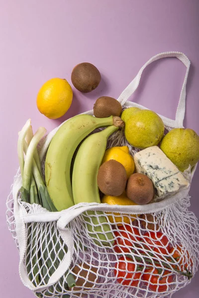 零废物概念 多姿多彩的生活方式没有塑料免费项目 重复使用 免费食品采购 环保天然袋与有机水果和蔬菜 顶部视图 — 免费的图库照片