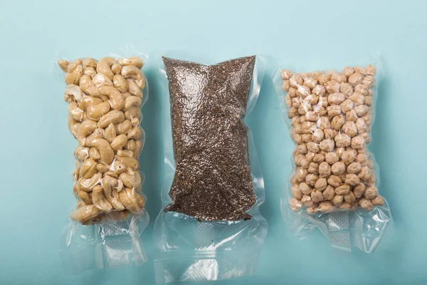 Süpürge plastik fındık torbası, chia tohumu, nohut, mavi üzerine izole edilmiş