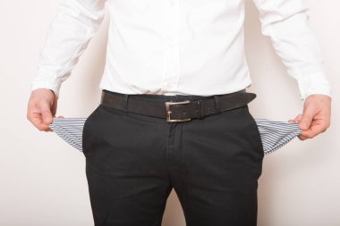 Adamın elinde boş bir cep. Beş parasız, iflas etmiş konsept.