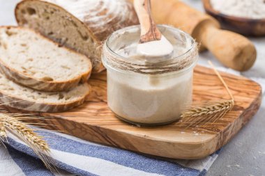 Ekmek yaprakları aktiftir. Başlangıç mayası (ekmek pişirmek için mayalanacak su ve un karışımı). Sağlıklı beslenme kavramı