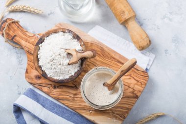 Ekmek yaprakları aktiftir. Başlangıç mayası (ekmek pişirmek için mayalanacak su ve un karışımı). Sağlıklı beslenme kavramı